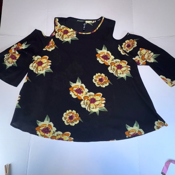 White Mark Black Floral Cold Shoulder Top – Size 3XL - Picture 6 of 10